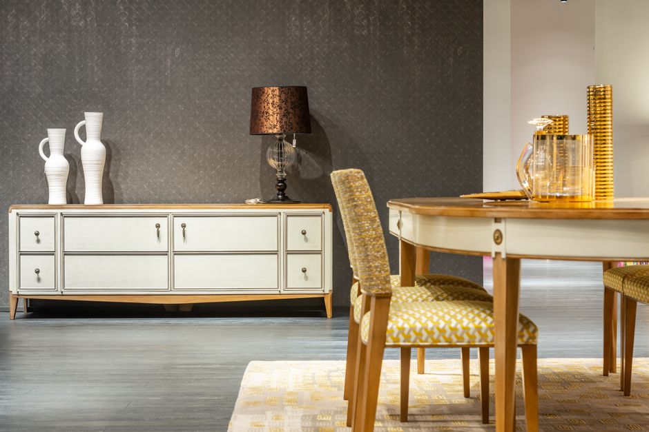 Stijlvolle eetkamer met zwart meubilair en een elegante eettafel
