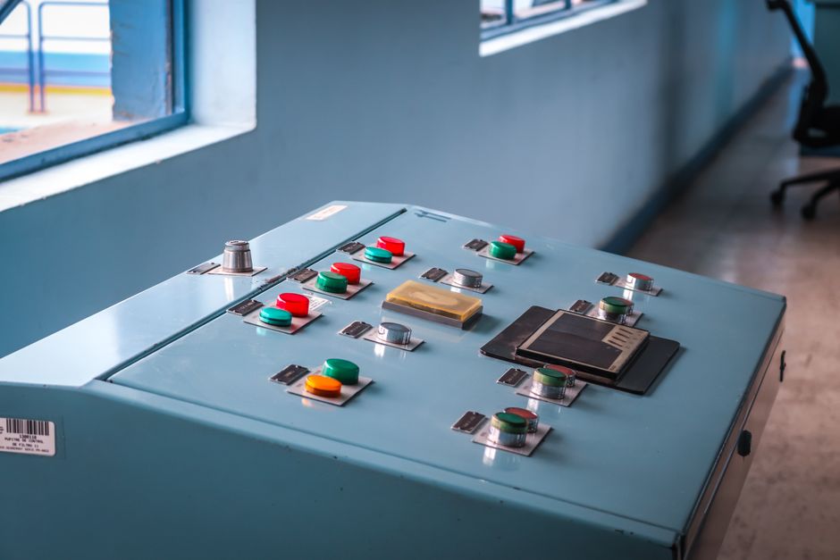 Een controlekamer met regelapparatuur voor druk- en temperatuurmeting in een industriële omgeving.
